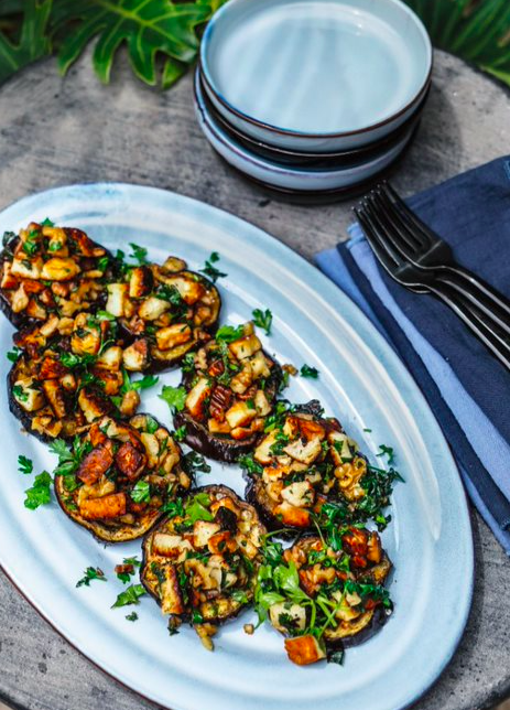 Gebakken aubergine met halloumi, knoflook & noten