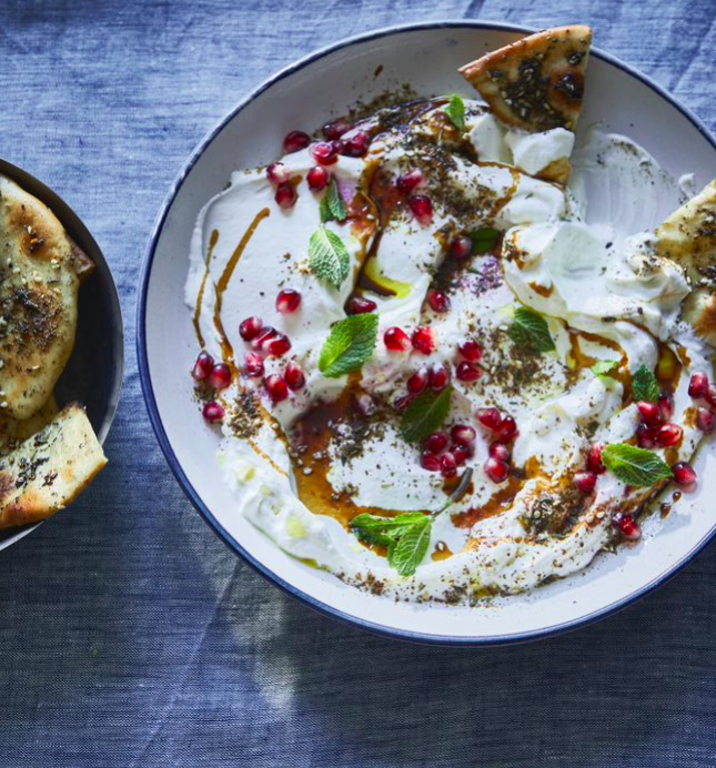 Labneh met verse kruiden en granaatappelpitjes