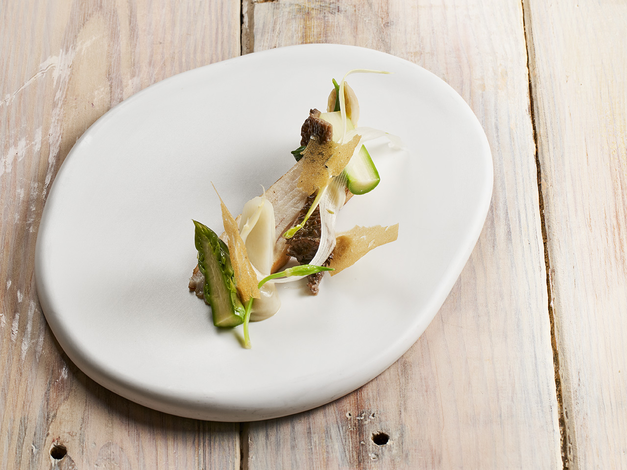 Rog op de graat met asperges, daslook en morieljes