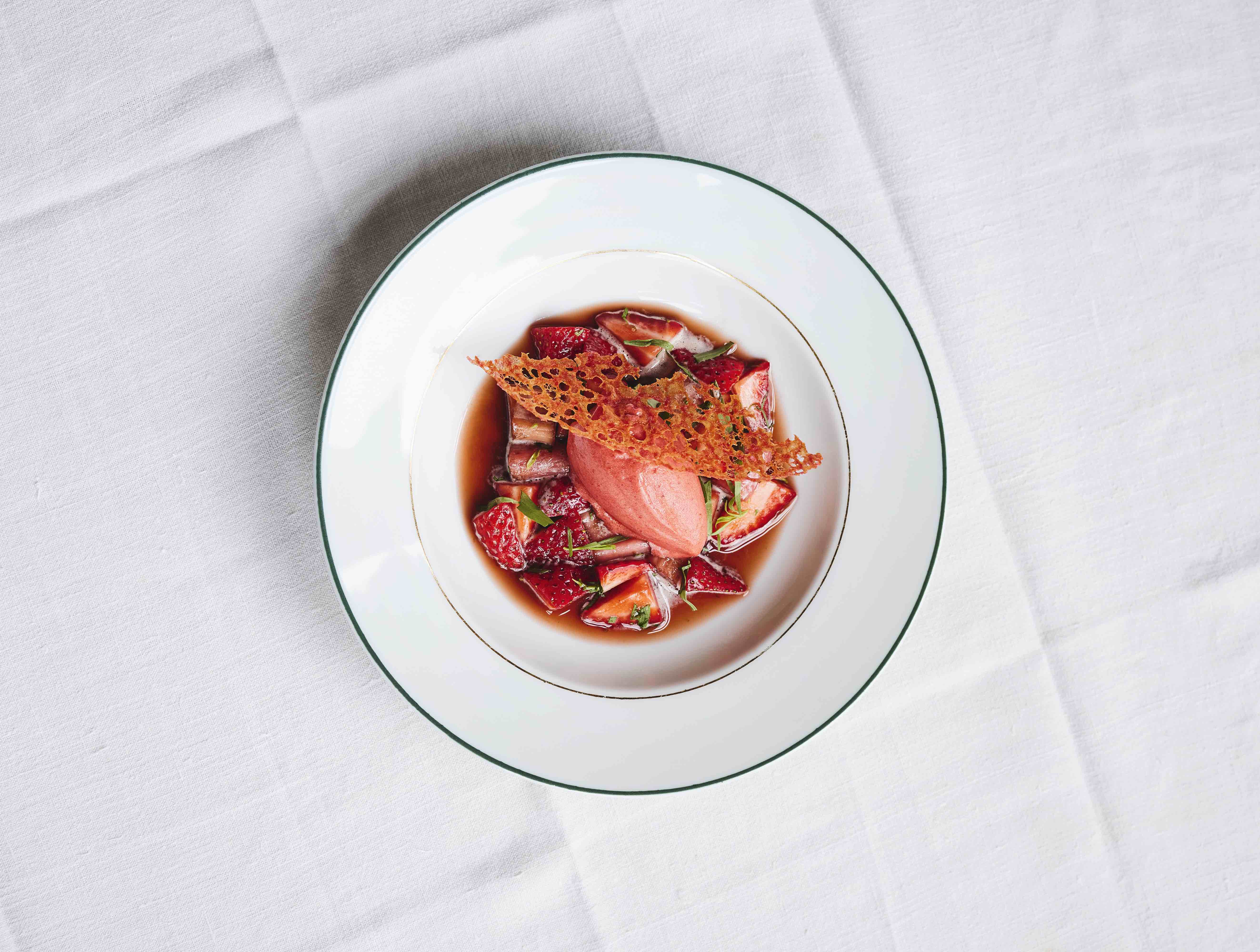 Gekonfijte rabarber met aardbeiensorbet