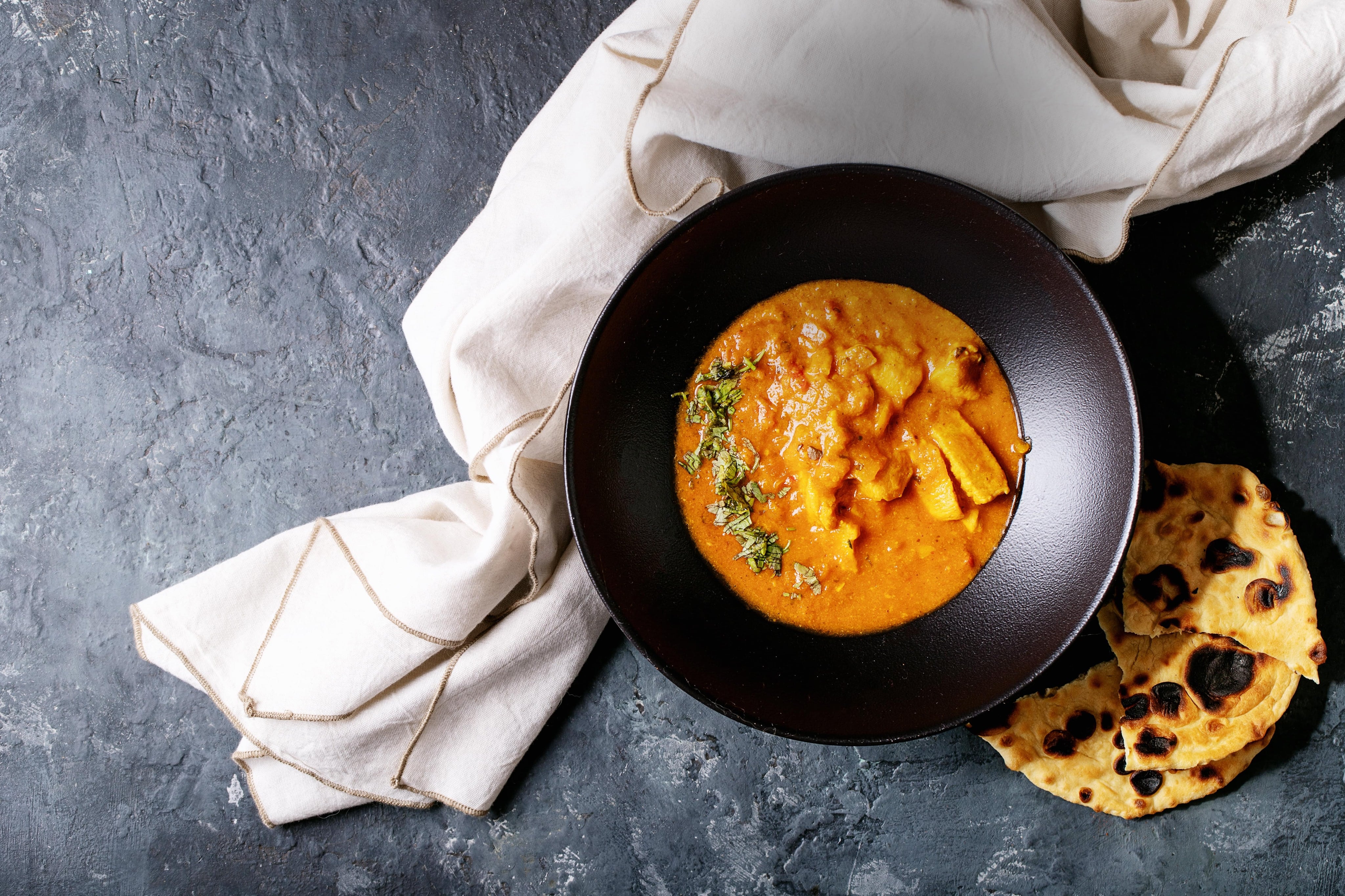 Indiase tomatencurry met bloemkoolrijst, zalm en naanbrood
