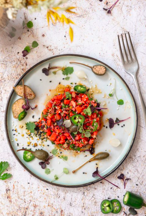 Tartaar met kappertjes, limoen en plantaardige yoghurt
