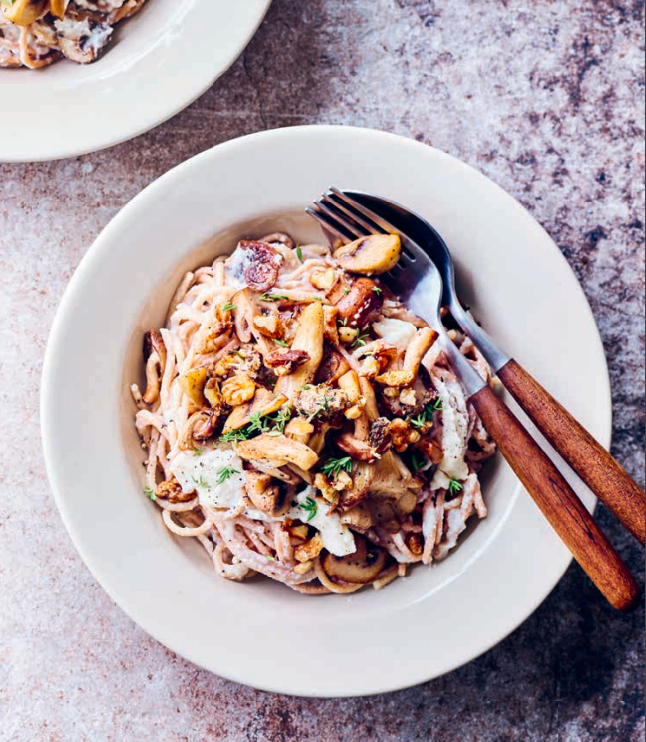 Spaghetti met champignons, geroosterde walnoten en tijm