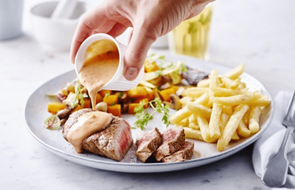 Steak-friet met choronsaus en herfstsalade