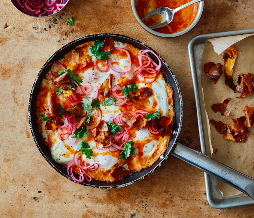 Shakshuka van zoete aardappel met srirachaboter en ingelegde uien
