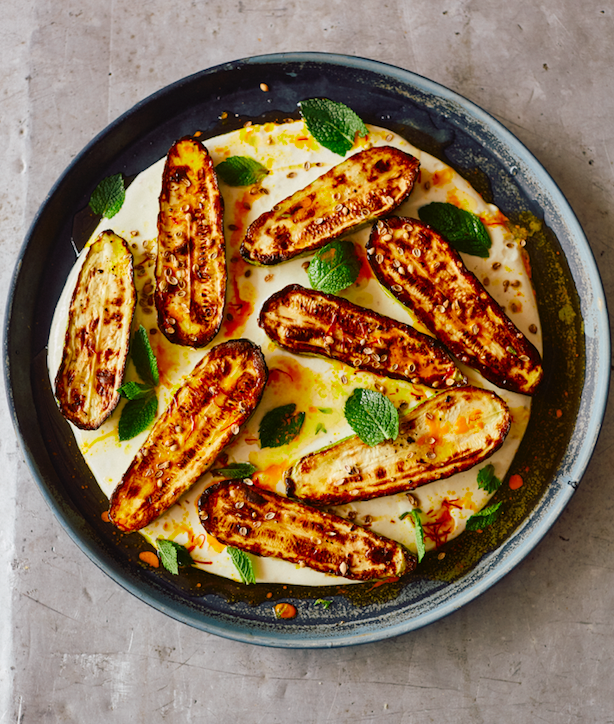 Gegrilde courgettes met warme yoghurt en saffraanboter