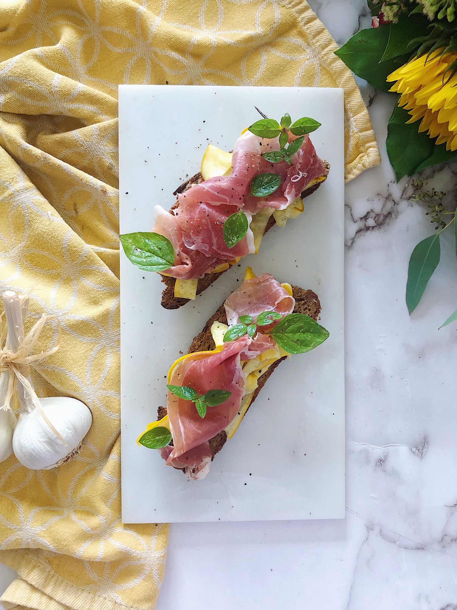 Bruschetta met gele courgette, basilicum en prosciutto