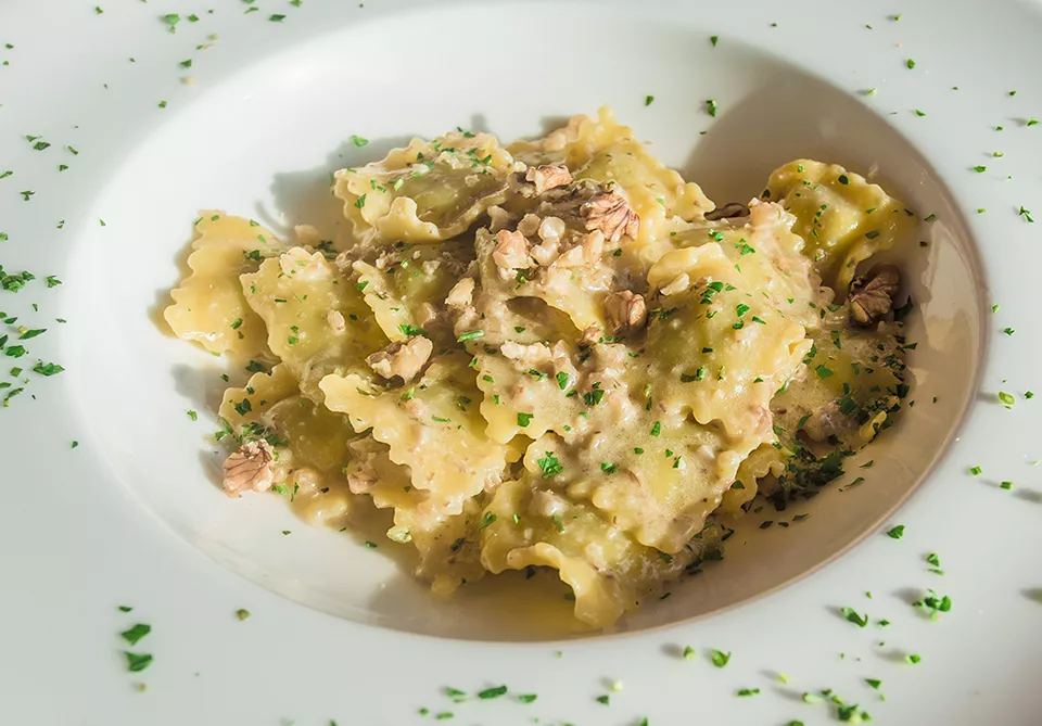 Ravioli met pompoen en romige walnotensaus