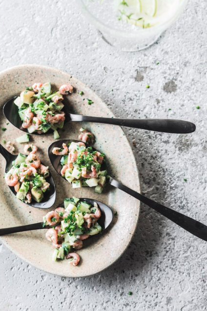 Lepelhapje met avocado, appel en garnaaltjes
