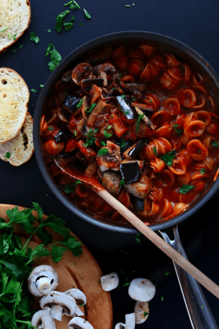 One-pot vegan orecchiette met aubergine en champignons