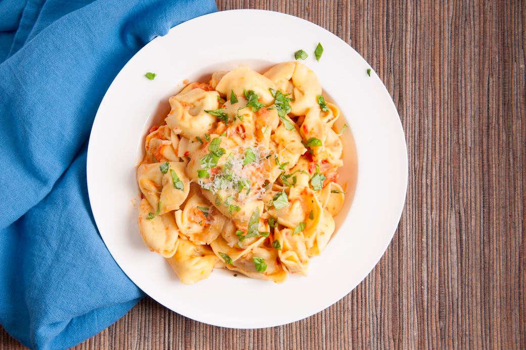 One-pot creamy tortellini met spinazie en Italiaanse worst