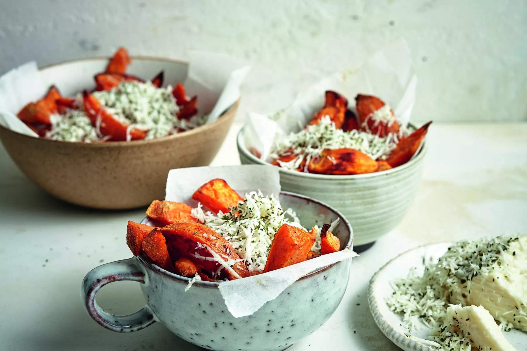 Zoete aardappelchips met halloumi