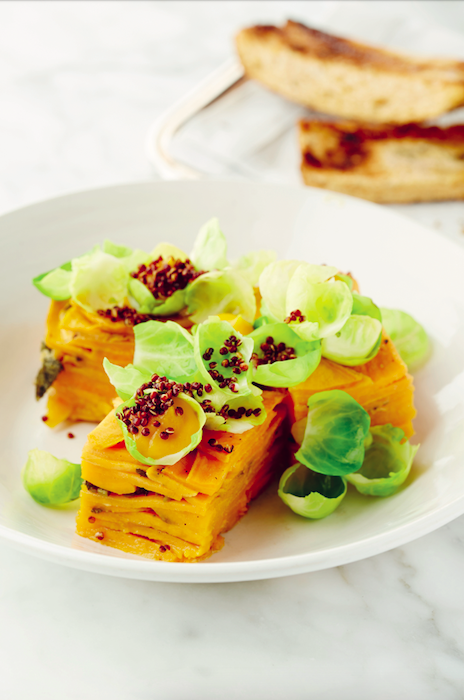 Gratin en puree van zoete aardappel met spruiten, gepofte quinoa en salie
