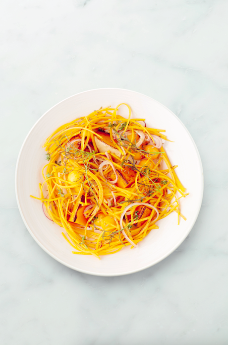 Salade van pompoen met citrusvinaigrette, mosterdblad en rode ui
